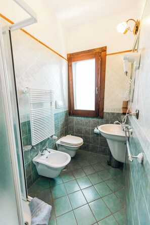 Habitació clàssica, balcó, vistes al mar | Bany