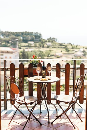 Habitació clàssica, balcó, vistes al mar | Servei de restauració a l'aire lliure