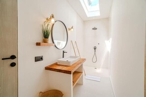 Een douche, een haardroger, een bidet, handdoeken