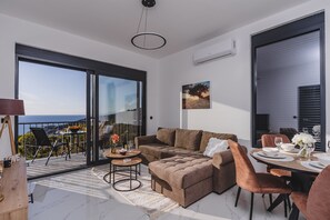 Comfort Apartment, Sea View | Living area