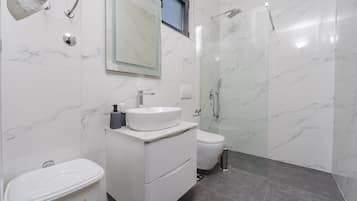 Appartement Confort, vue mer | Salle de bain | Douche, articles de toilette gratuits, sèche-cheveux