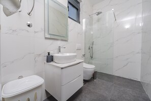 Appartement Confort, vue mer | Salle de bain | Douche, articles de toilette gratuits, sèche-cheveux