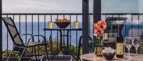 Comfort-Apartment, Meerblick | Speisen im Freien