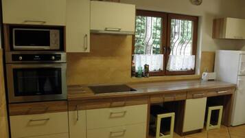 Coffee/tea maker, fridge, microwave, oven