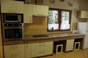Frigorifero, microonde, forno, piano cottura