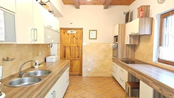 Coffee/tea maker, fridge, microwave, oven