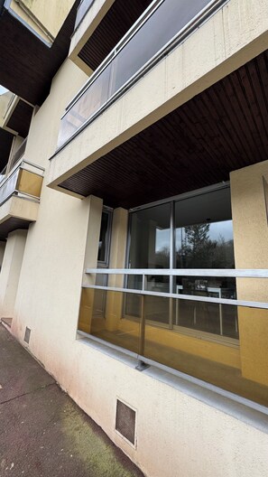 A building with a balcony, large windows, and a wooden ceiling. - Studio Bagnole de l'Orne Quiet and Bright (Bagnoles de l'Orne Normandie)