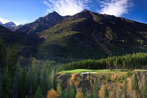 Un paisaje montañoso con un campo de golf.