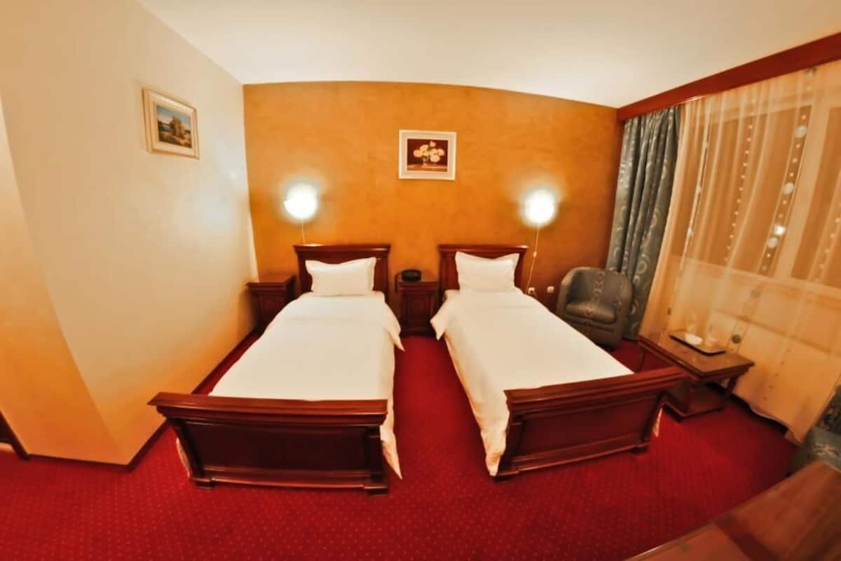 Habitación estándar con 2 camas individuales, vistas al patio | Sábanas de algodón egipcio y ropa de cama de alta calidad