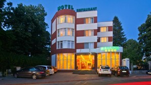 A hotel with a restaurant and a parking area. - Hotel Bavaria (Craiova)