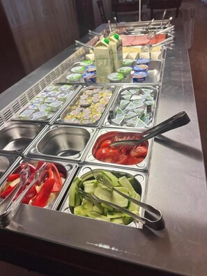 Colazione a buffet a pagamento, servita tutte le mattine 
