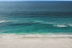 A beach with clear turquoise water and a sandy shore. - The Sea Salt Grand Suite: Modern Siesta Charm (Siesta Key)