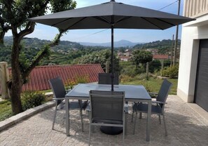 Outdoor dining - Nice house with private swimming pool (Labruja)