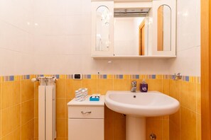 Haartrockner, Handtücher, Seife, Toilettenpapier
