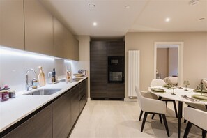 Private kitchen - Modern 2-Bed Apartment in Edinburgh City Centre (Edinburgh)