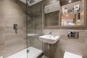 Hair dryer, towels, soap, toilet paper - Modern 2-Bed Apartment in Edinburgh City Centre (Edinburgh)