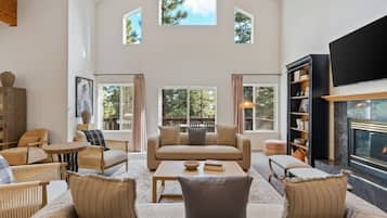 Smart TV, fireplace