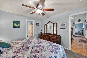 Iron/ironing board, WiFi, bed sheets - NEW! Charming Home Near Lake Winnipesaukee Beach Access (Moultonborough)