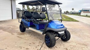 Ein blauer Golfwagen mit Verdeck, ausgestattet mit Lenkrad und Sitz.