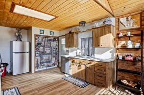 Private kitchen - Charming 4-bedroom cabin in Eagar perfect for your getaway (Eagar)