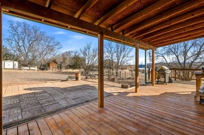 Terrace/patio - Charming 4-bedroom cabin in Eagar perfect for your getaway (Eagar)
