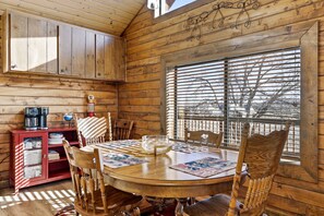 Dining - Charming 4-bedroom cabin in Eagar perfect for your getaway (Eagar)