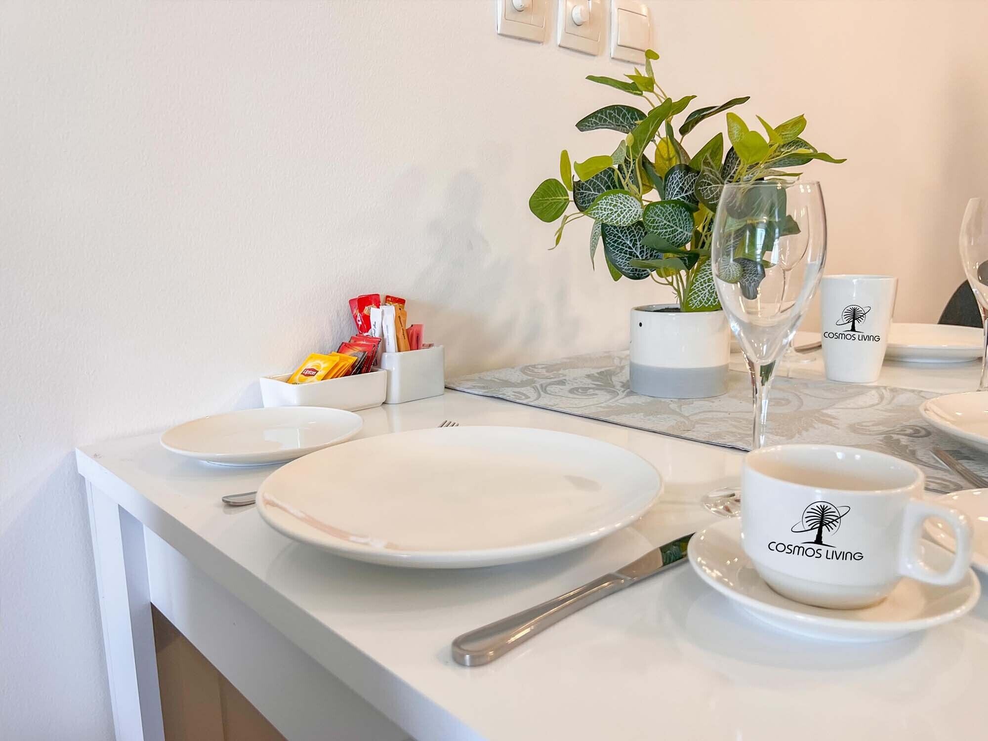 Luxury Apartment, Lake View | Dining