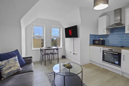 Bedford Modern 1BR Apartment with Private Parking