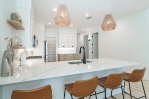 Fridge, microwave, oven, stovetop - Sleeps 6, full refund*, shared heated salt pool (Rotonda West)