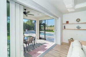 Outdoor dining - Sleeps 6, full refund*, shared heated salt pool (Rotonda West)