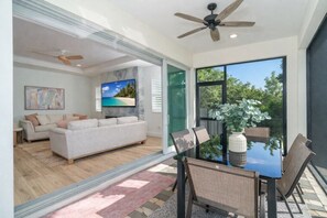 Interior - Sleeps 6, full refund*, shared heated salt pool (Rotonda West)