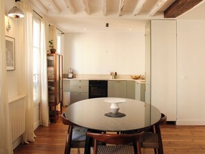 Fridge, oven, dishwasher, coffee/tea maker - Charming apartment, Jourdain Village (Paris)