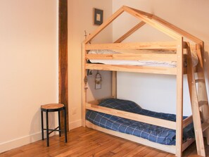 Tabla de planchar con plancha, wifi y ropa de cama 