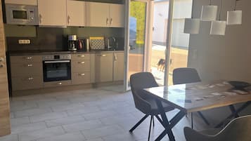 Kühlschrank, Mikrowelle, Ofen, Herdplatte