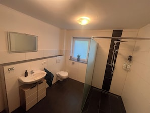 Dusche, Handtücher, Seife, Toilettenpapier