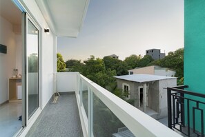 Habitación triple familiar, balcón, vista al mar | Áreas de la propiedad