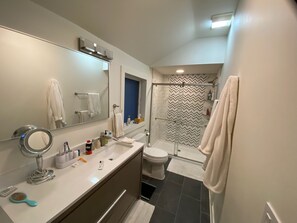 Shower, hair dryer, towels, soap - Lake House, Amazing View, Graduation Memories (Ithaca)