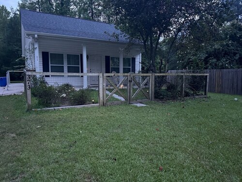 2-bedroom cottage in adorable Summerville with AC comfort