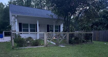 2-bedroom cottage in adorable Summerville with AC comfort