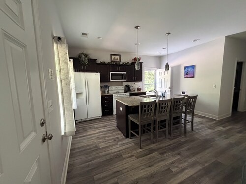 2-bedroom cottage in adorable Summerville with AC comfort