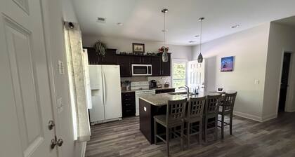 2-bedroom cottage in adorable Summerville with AC comfort