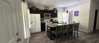 2-bedroom cottage in adorable Summerville with AC comfort