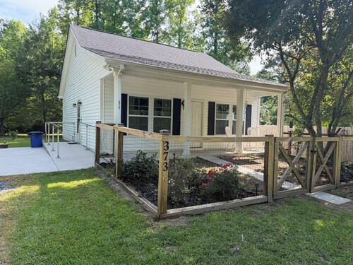 2-bedroom cottage in adorable Summerville with AC comfort