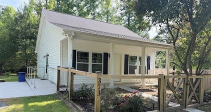 2-bedroom cottage in adorable Summerville with AC comfort