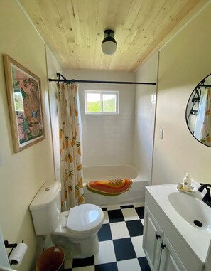Haartrockner, Handtücher, Seife, Toilettenpapier