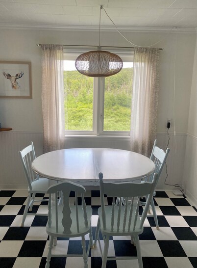 Cozy 2-bedroom cabin in peaceful New Chelsea, perfect for relaxing getaway!