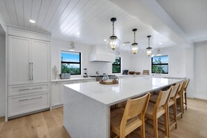 Wasserkocher mit Kaffee-/Teezubehör, Kühlschrank, Mikrowelle, Ofen