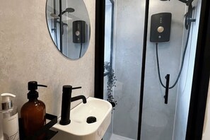 Een douche, een haardroger, handdoeken, zeep