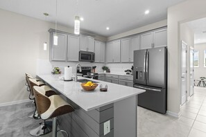 Private kitchen - Stylish Golf Resort Townhome Near Disney (Kissimmee)