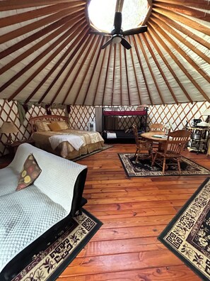 1 bedroom, Internet, bed sheets - DANCIN WOLF YURT offering “Glamping at its Finest” on the Shenandoah River! (Luray)